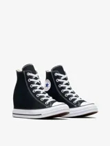 Zapatillas Converse Chuck Taylor All Star Wedge de caña alta, color negro, con cierre de cordones, puntera de goma y cuña interior de 7.5cm.