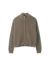Chaqueta de punto de algodón color marrón, con cuello alto y cierre frontal con cremallera.