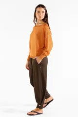 Sweater de tejido de punto con lurex color naranja, con escote bote y mangas largas.