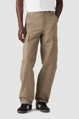 Pantalón cargo color marrón claro, de corte recto y holgado, con bolsillos laterales con solapa en las piernas.