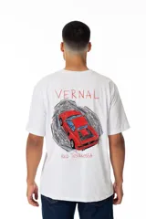 Remera blanca de algodón con cuello redondo y mangas cortas. Estampado trasero con la ilustración de un auto deportivo rojo y la inscripción "VERNAL RED TESTAROSSA".