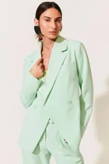 Blazer verde menta de corte recto con solapas de muesca y doble botonadura.