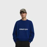 Sweater de tejido de punto color azul, con cuello redondo y estampa frontal con la palabra VNFO en color blanco. Presenta puños y ruedo acanalados.