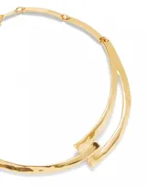 Collar rígido dorado con diseño geométrico y cierre de mosquetón. Fabricado con aleación de metales bañada en oro de 18k.