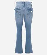 Pantalón de jean modelo boot cut en color azul claro, con cintura baja, cierre frontal con doble botón y cremallera, bolsillos funcionales y trabillas para cinturón.