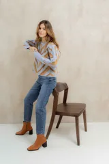 Sweater de punto jacquard con diseño de chevron en tonos celeste y marrón. Presenta cuello redondo, corte holgado y mangas largas con hombros abullonados.