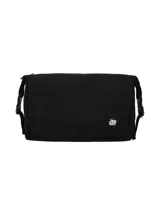 Set de accesorios de viaje color verde oliva, compuesto por una mochila, una lonchera y una cartuchera o neceser, todos con diseño minimalista y logo de la marca.