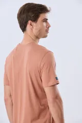Remera lisa de manga corta y cuello redondo, color gris oscuro, de calce cómodo con pequeño logo bordado en el pecho.