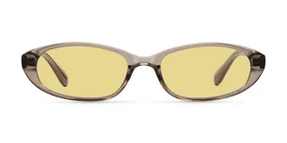 Lentes de sol con montura ovalada color camel translúcido y cristales amarillos. Cuentan con protección UV400 categoría 2, lentes polarizadas con recubrimiento resistente a rayones y tratamiento hidrofóbico.