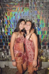 Minifalda color ladrillo con estampado abstracto, tiro bajo, pretina elastizada y dos volados con frunce en el ruedo.