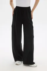 Pantalon cargo de corte holgado y tiro alto, confeccionado en tejido de poliester. Presenta bolsillos laterales tipo cargo y cintura elastizada.