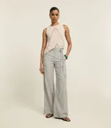 Pantalón wide leg de sarga con rayas verticales en blanco y negro, cintura alta con cinturón fino y trabillas.