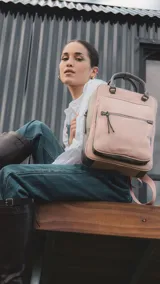 Mochila de diseño combinado en tres tonos, confeccionada en símil cuero. Cuenta con doble bolsillo frontal con cierre, asa de mano superior y correas regulables. El interior posee gran capacidad, con dos bolsillos con cierre y un compartimento abierto para celular.