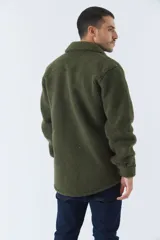 Sobrecamisa color crema de poliéster con textura de sherpa, cuello camisero, cierre con botones marrones, bolsillo de parche en el pecho y logo en etiqueta de cuero. Corte recto.