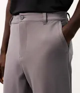 Pantalón slim de sarga color gris, con cintura con pasacintos, cierre de botón y cremallera, bolsillos laterales y bolsillos traseros embutidos.