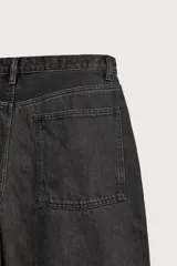 Jeans tapered wide fit de hombre, confeccionados en denim de algodón con efecto lavado en tono azul oscuro. Presentan diseño de cinco bolsillos, tiro medio, corte relajado y cierre frontal con cremallera y botón.