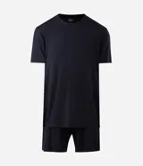 Pijama corto masculino de modal, color azul marino oscuro, compuesto por una remera de manga corta con cuello redondo y un short con ajuste de cordón.