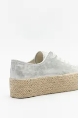 Zapatillas metalizadas con plataforma recta de yute de 4,5cm de altura.