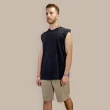 Musculosa negra con efecto acid wash y corte holgado.