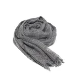 Pashmina de tejido texturizado en color gris oscuro, con terminaciones desflecadas en los extremos.