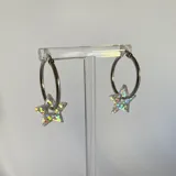 Set de aros de acero quirúrgico hipoalergénico con dijes intercambiables de diferentes formas y colores: corazones holográficos, estrellas metalizadas y rayos de colores.