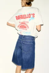 Bermudas de cinco bolsillos en denim de algodón rígido, con diseño de talle alto y cierre de cremallera con botón.