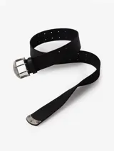 Cinturón de cuero negro con doble hilera de agujeros a lo largo de toda la tira. Presenta una hebilla metálica de doble perno y una puntera metálica decorativa con remaches.