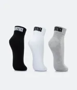 Pack de tres pares de medias deportivas Puma de caña corta, confeccionadas en tejido de algodón con textura. Incluye un par negro, uno blanco y uno gris, cada uno con el logo de la marca en el talón y el nombre en la parte superior.