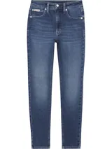 Jeans de tiro alto Calvin Klein, corte super skinny hasta el tobillo, confeccionado en denim de algodón y elastano. Diseño de cinco bolsillos, bragueta con cremallera y herrajes con logo de la marca.