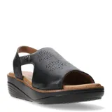 Sandalias de cuero negro con plataforma baja, diseño de puntera abierta y detalle de perforaciones decorativas en la capellada. Cuenta con ajuste mediante velcro en la parte posterior.