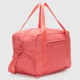 Bolso deportivo de diseño acolchado en color menta, con compartimento lateral independiente para calzado, cierre frontal y correas de mano con logo estampado. Incluye correa ajustable para el hombro.