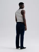 Pantalón de jean de corte slim, color azul oscuro, con elastano. Diseño clásico con bolsillos delanteros y traseros.