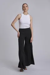 Musculosa de algodón acanalado con cuello redondo, corte ajustado y diseño sin mangas.