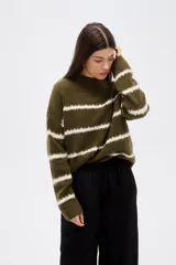 Sweater de punto con diseño de rayas horizontales en contraste, cuello alto y corte holgado con mangas largas.