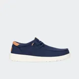 Zapatos tipo mocasín de lona color azul marino con detalles en cuero marrón en el talón y lengüeta. Poseen suela blanca de goma ligera, sistema de cordones elásticos para un calce rápido y diseño de ajuste relajado.