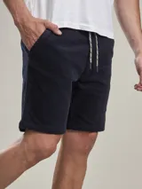 Bermuda de pana azul marino con cintura elástica y cordón ajustable.
