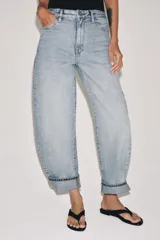 Jeans de tiro medio con corte balloon leg y largo completo. Presentan diseño de cinco bolsillos, trabillas en la cintura y bajo con dobladillo vuelto. Cierre frontal con cremallera y botón.