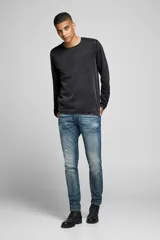 Sweater negro de punto ligero con cuello redondo y mangas largas. Tiene un tratamiento de lavado ácido para un aspecto deslavado y una superficie más suave.