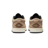 Zapatillas Nike Air Jordan 1 Low color beige y blanco, con detalles de animal print en el logo y el talón.