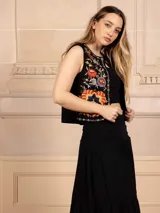 Chaleco negro con bordado floral multicolor, sin mangas y corte recto.