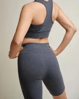 Calza biker de tiro alto, color gris oscuro jaspeado, confeccionada en algodón y lycra opaca. Presenta una faja doble tela sin elástico superior para mayor sujeción.