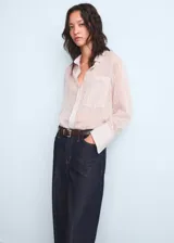 Jean de tiro medio con diseño wide leg, confeccionado en tejido de algodón estilo vaquero. Cuenta con cinco bolsillos y cierre frontal oculto con botón, gancho y cremallera.