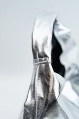 Bolso tipo hobo de diseño minimalista en color plateado metalizado, con acabado texturizado y asa integrada.