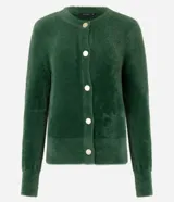 Cardigan de punto verde oscuro, con textura afelpada y cuello redondo. Cierre frontal con botones dorados y mangas largas con puños largos.