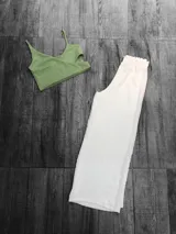 Pantalón palazzo color marrón claro con cintura elastizada.