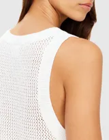 Musculosa blanca de tejido calado con escote redondo y sisas amplias.