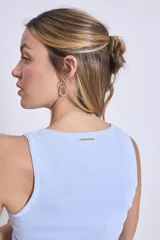 Blusa sin mangas de punto, con cuello redondo y ajuste al cuerpo.