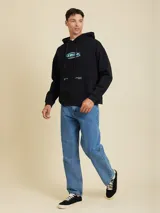 Jean de corte loose fit, confeccionado en algodón, con diseño de cinco bolsillos y cierre frontal con botón y cremallera.