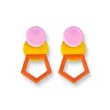 Par de aros colgantes con forma geométrica, con un círculo rosa, un círculo amarillo y un pentágono naranja.