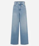 Pantalón de jean estilo pantalona con cintura alta, corte amplio desde el cuadril y cinco bolsillos funcionales. Presenta cierre frontal con botón y cremallera, además de un detalle de charm metálico en la cintura.